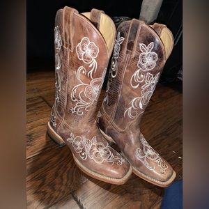 SHYANNE WOMEN'S LASY FLORAL EMBROIDERED WESTERN BOOTS - BROAD SQUARE TOE